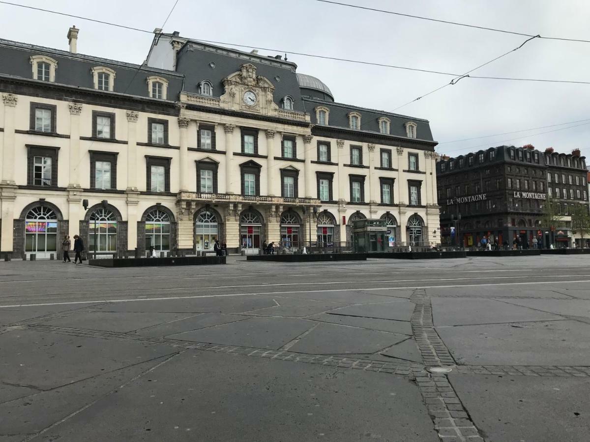 Nid Douillet Sur Plateau Clermont-Ferrand